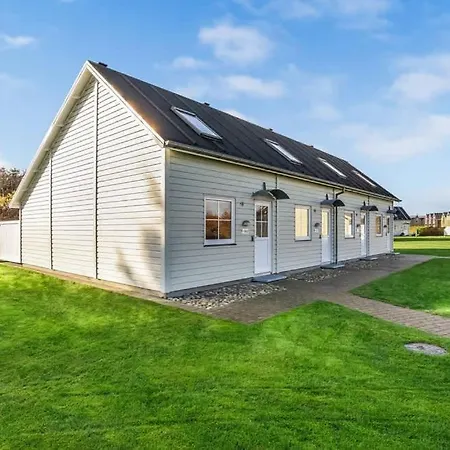 Stunning 6 Person Summerhouse Kragelund